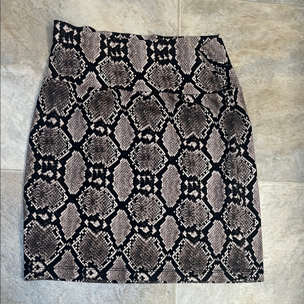 Charlotte Russe Black and Gray Snake Print Pencil Skirt